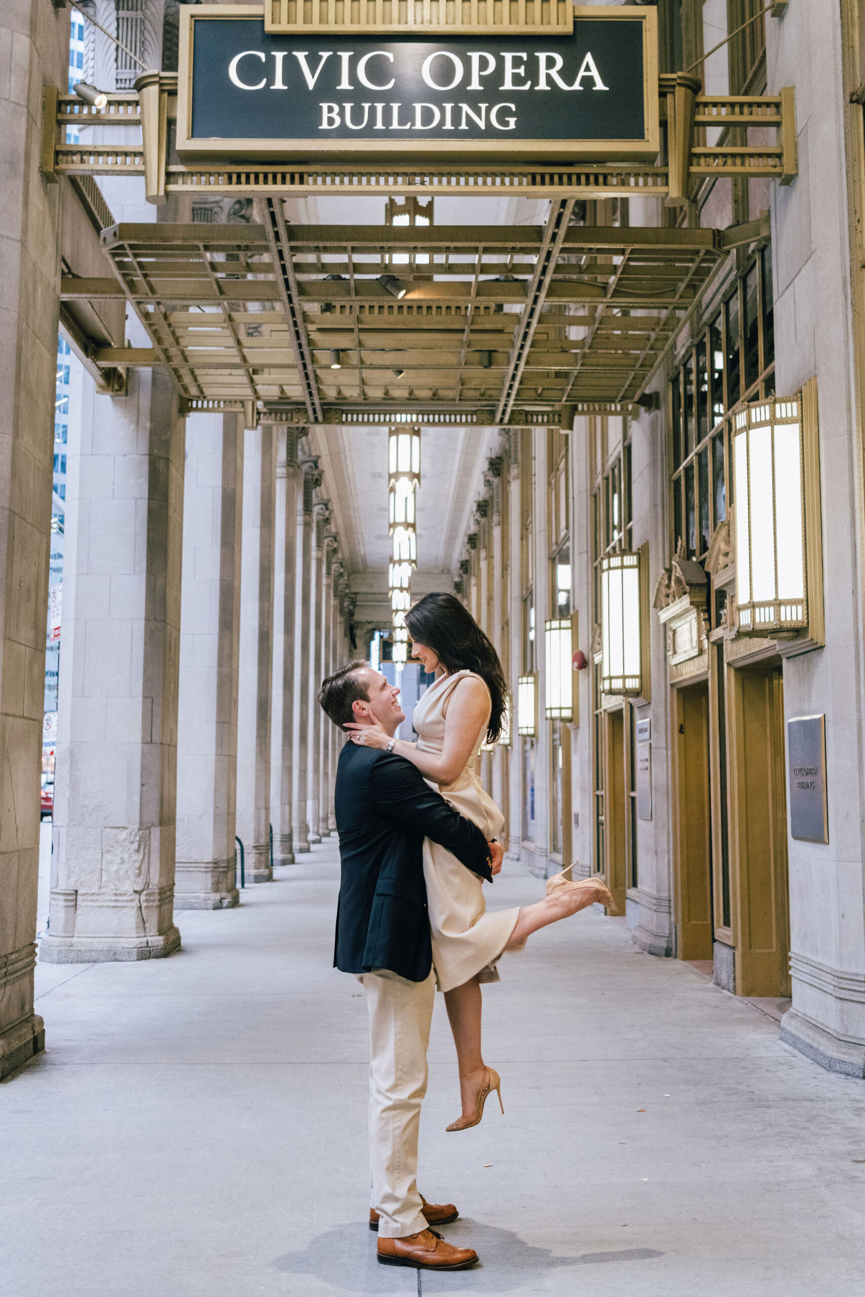 Romantic union station chicago engagement photos